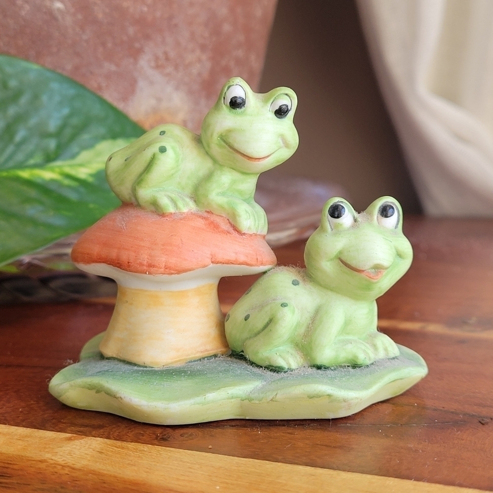 Vintage Lefton Hand Painted Miniature Frogs Figurine Mushroom Original Sticker
